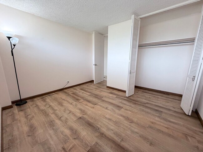 Building Photo - Kahala Towers 3BD/2BA Condo with 1 Parking – Available Now