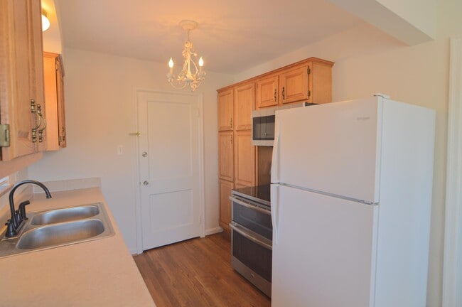 Building Photo - 27 Sunnymede Dr