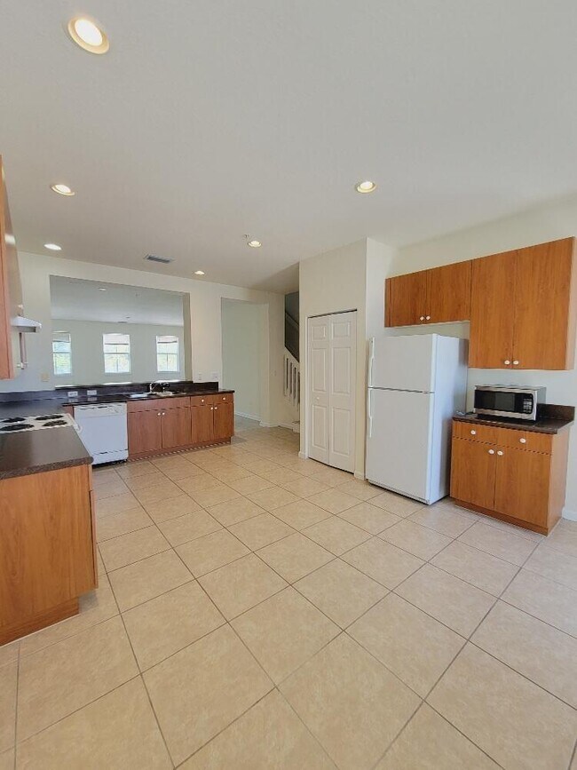 Building Photo - 221 Greenwich Cir