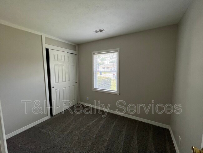 Building Photo - 3831 Bennett Dr