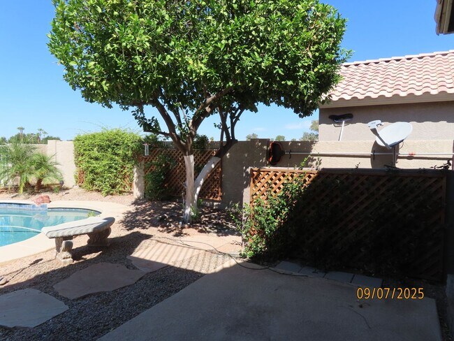 Building Photo - 4 Bedroom 2.5 Bath w/3 Car Garage in Super...