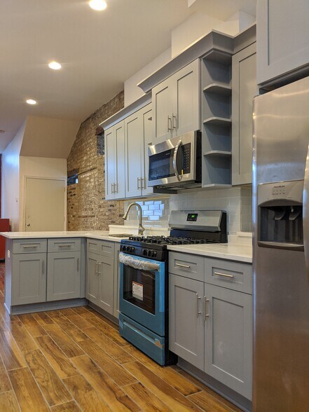 Building Photo - 1540 W 17th St