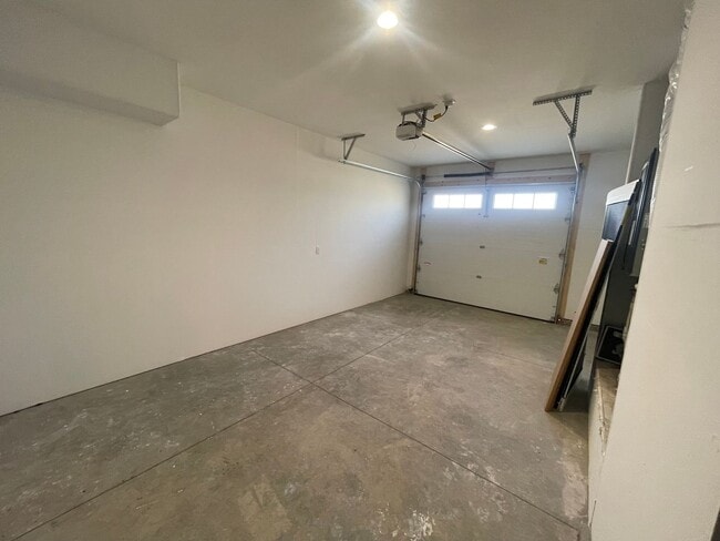 Building Photo - BRAND NEW Hayden Townhome