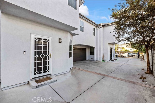 Building Photo - 1046 W 253rd St
