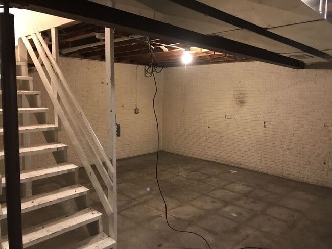 Building Photo - 917 SW Titus Ave
