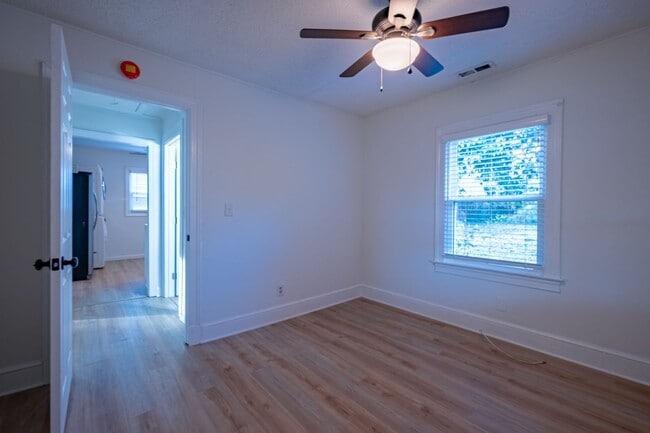 Building Photo - Charming 2 bedroom, 1 bath house