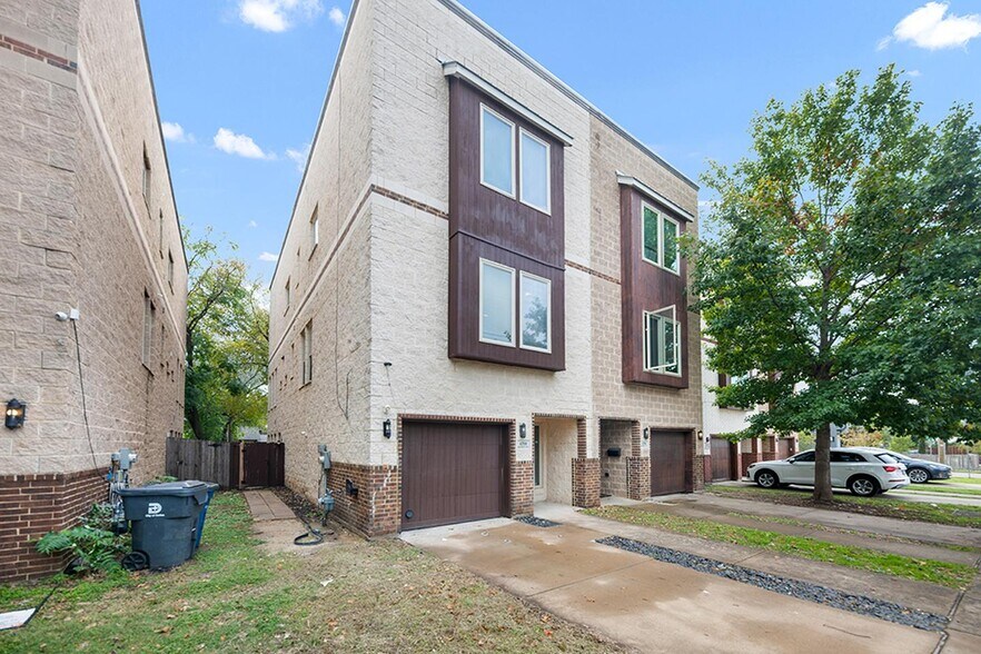 Building Photo - Stylish M Streets townhouse with modern interior & fenced yard