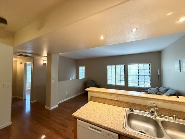 Building Photo - 1/BD 1/BA Light-Filled Condo in Gated Comm...