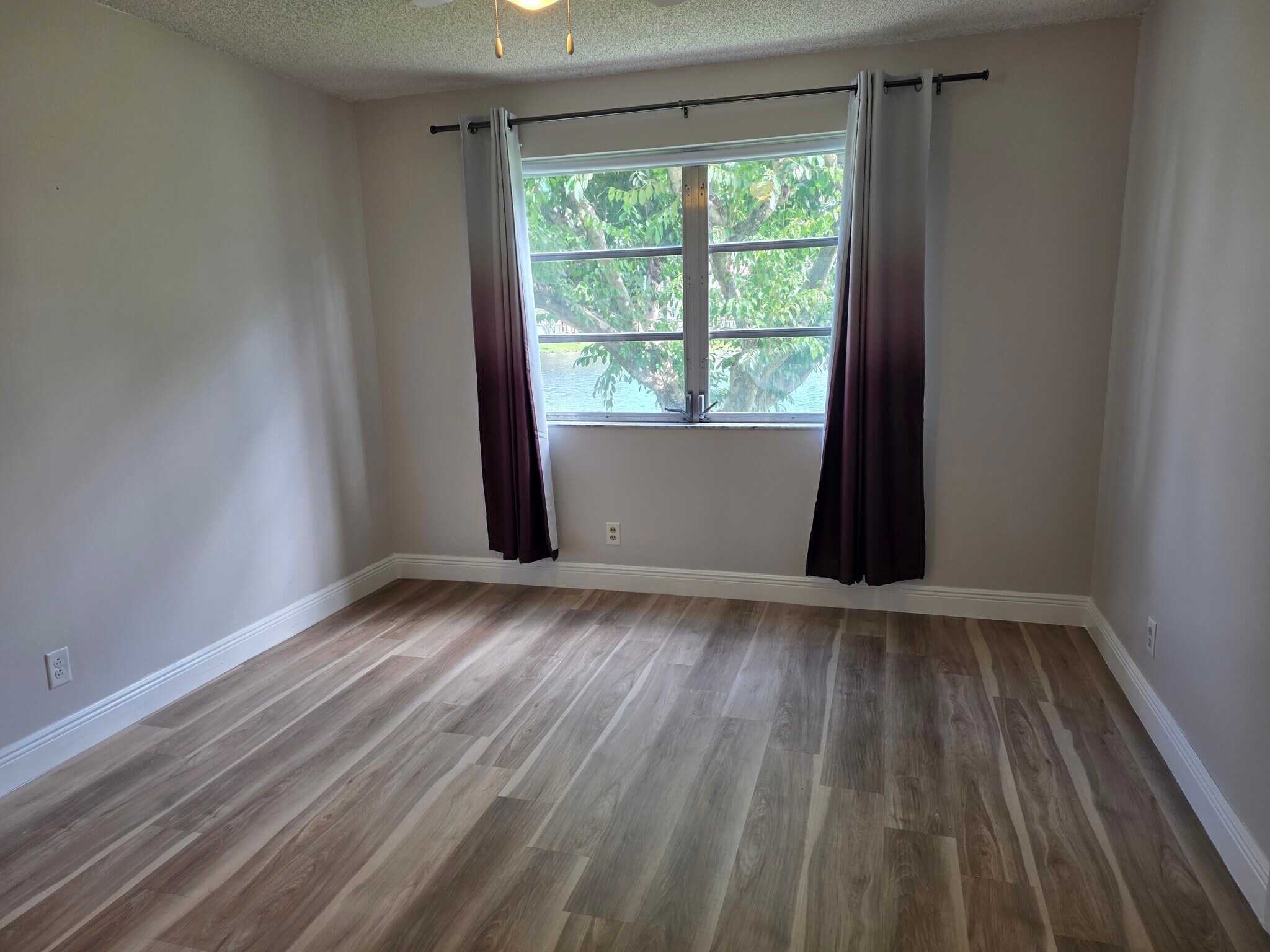 Master bedroom - 2222 N Cypress Bend Dr