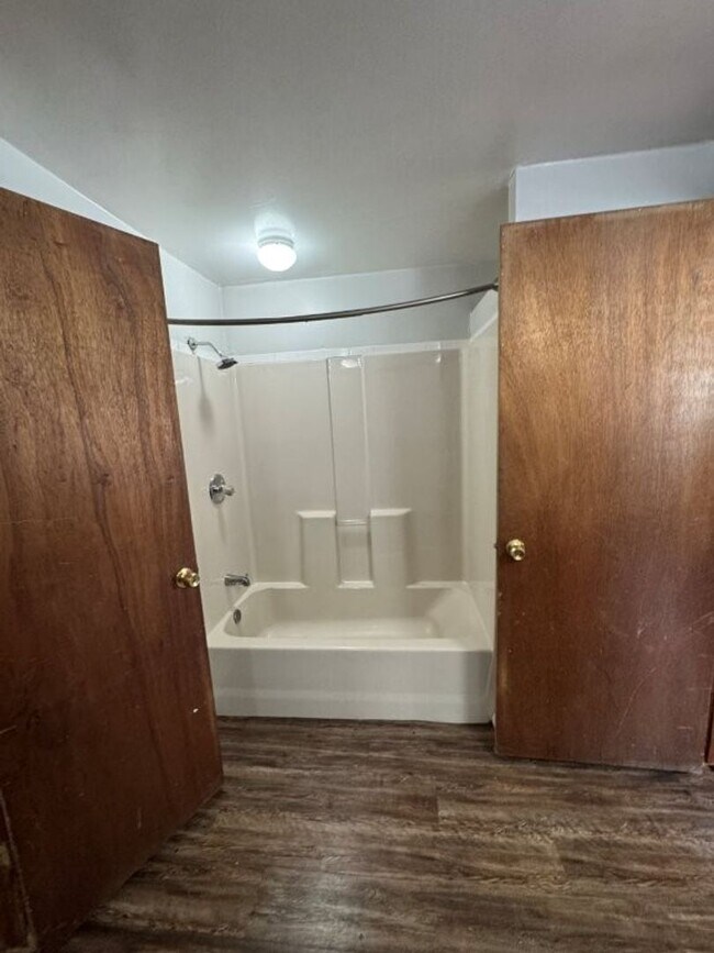 Building Photo - 2 bedrooms with sunroom, 1 bath , spacious...