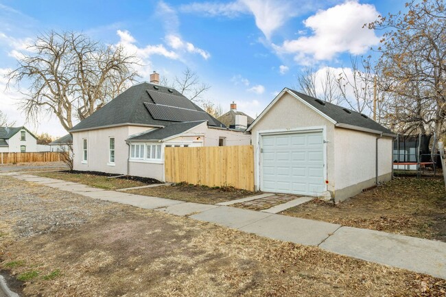 Building Photo - Classic Downtown Home