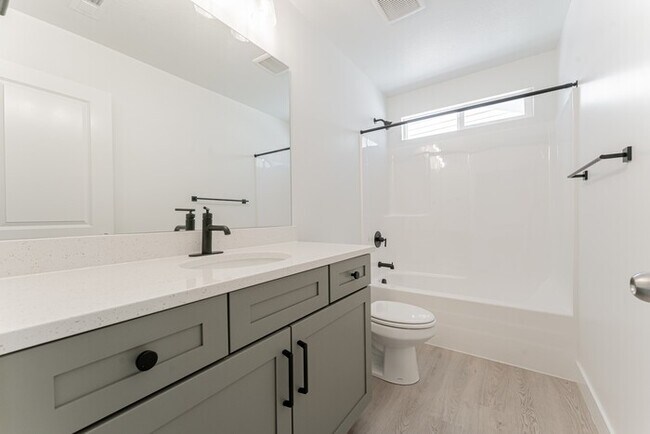 Building Photo - Townhouse in Saratoga Springs