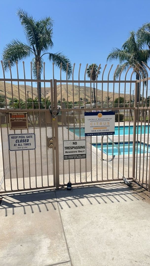 Building Photo - AVAILABLE NOW!! 2 Bedroom / 2 Bathroom Townhome in San Bernardino w/ Garage!