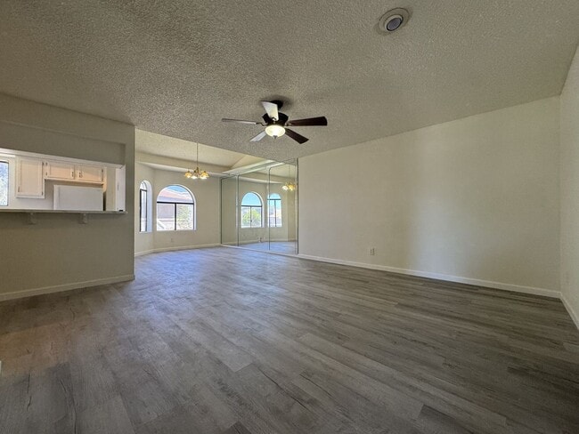Building Photo - 850 S River Dr
