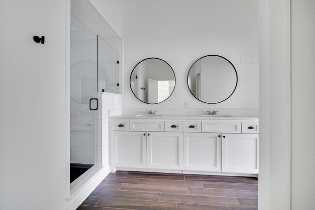 Building Photo - 3301 Yellowstone Dr