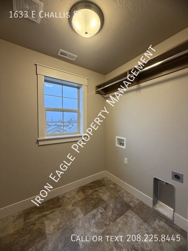 Building Photo - 1633 E Challis St