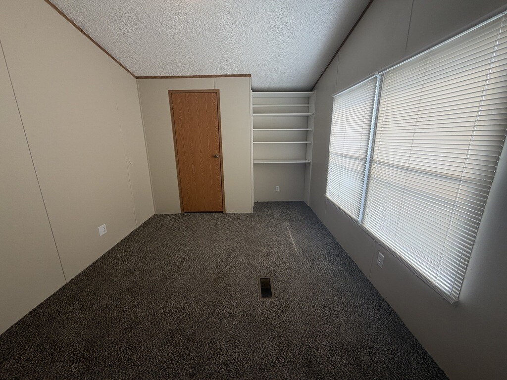 Building Photo - 38003 Chilver Ave
