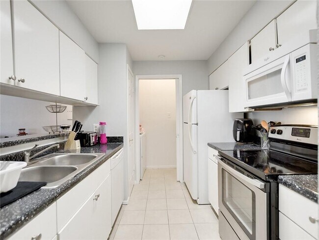 Building Photo - 807 W 25th St