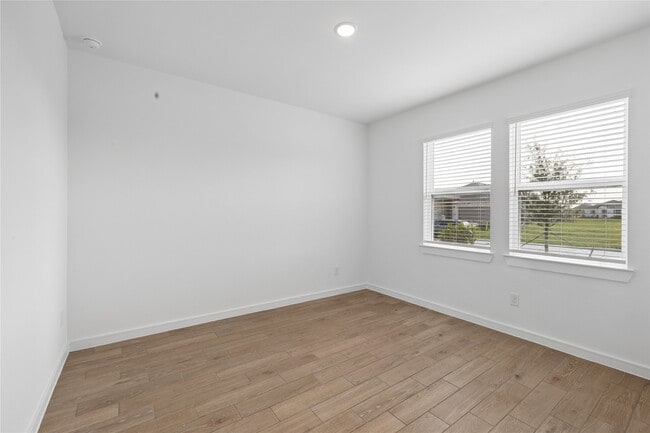 Building Photo - 698 Daniels Lk Ln