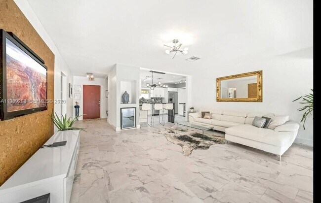 Building Photo - 909 N 13th Ct