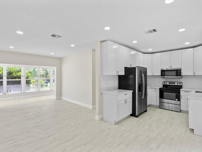 Building Photo - 113 SW 22nd Ave