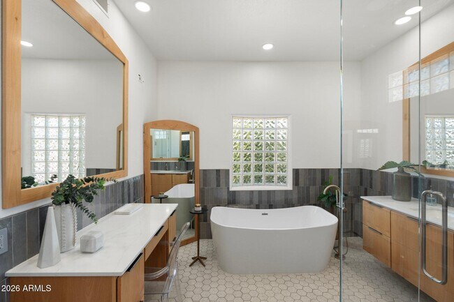 Building Photo - 7471 E Sunnyvale Dr