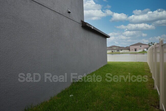 Building Photo - 1855 Red Loop