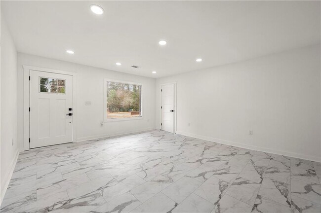 Building Photo - 641 Hamilton E Holmes Dr NW