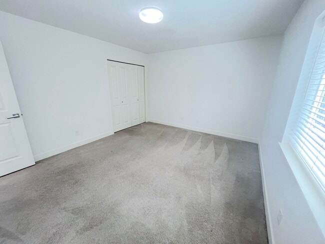 Building Photo - Spacious 4-Bedroom/3.5-Bathroom Townhome i...