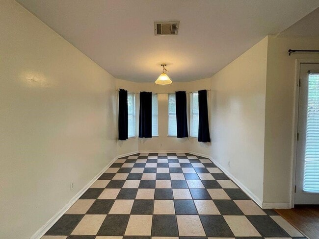 Building Photo - 205 Juniper Dr