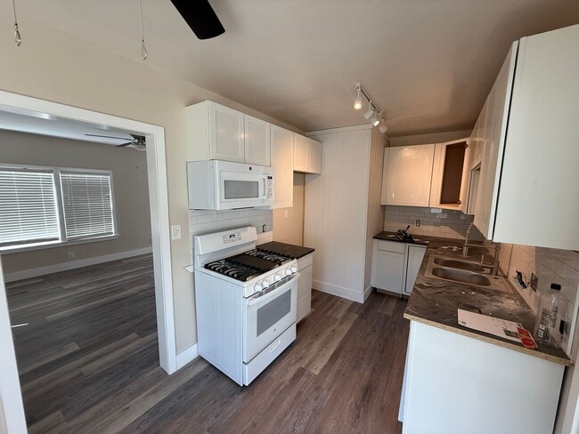 Building Photo - 3 bed 2 bath house with garage