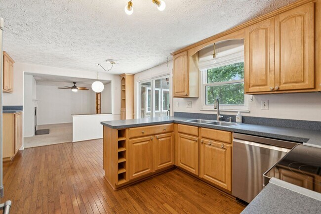 Building Photo - Home in Highly Desirable Forest Ridge!