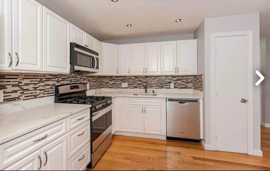 Building Photo - 5 Kenmar Dr