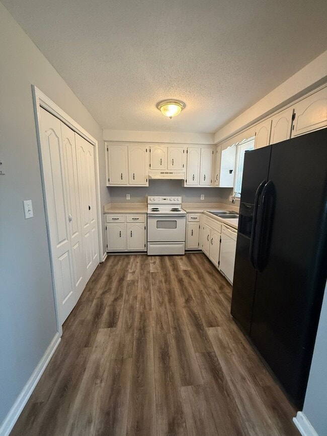 Building Photo - 3 Bedroom 2 Bathroom Home!