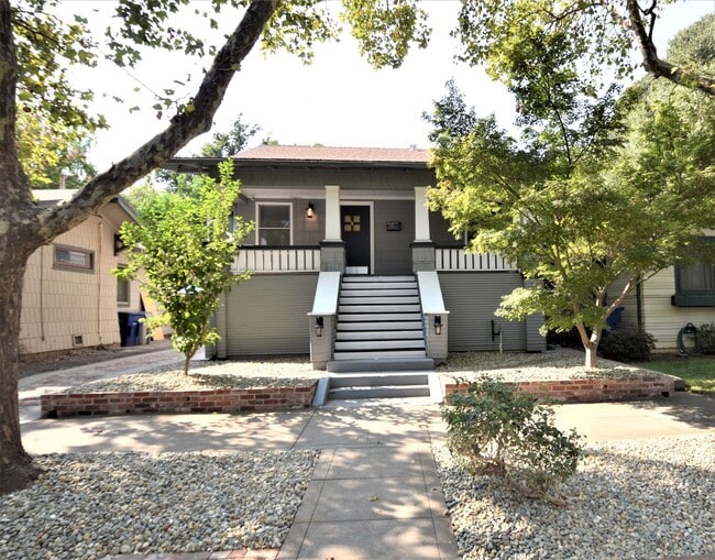 Building Photo - 306 24th St