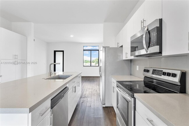 Building Photo - 440 E 16th St