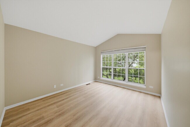 Building Photo - Beautifully Updated End-Unit Townhome