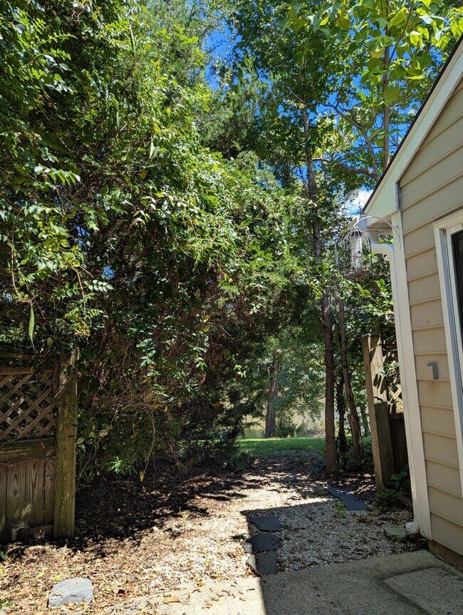 Building Photo - Beautiful townhouse with lakeside views, convenient to Chapel Hill and Durham!