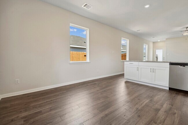 Building Photo - 16446 Honeysuckle Hl Dr