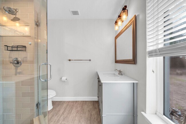 Building Photo - Astounding 4 Bedroom House for Rent!