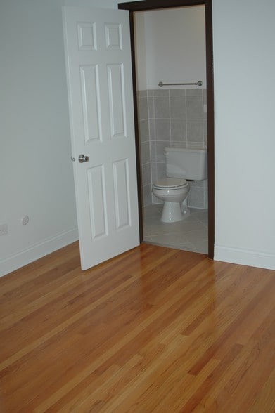 Master bedroom - 826 E Capri Dr