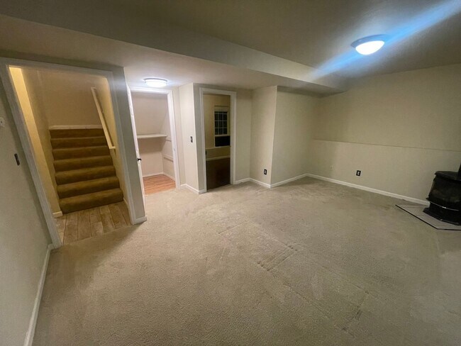 Building Photo - Spacious 4 Bedroom Home for Rent in Lake S...