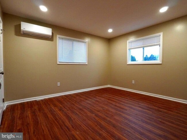 Building Photo - 710 N York Rd