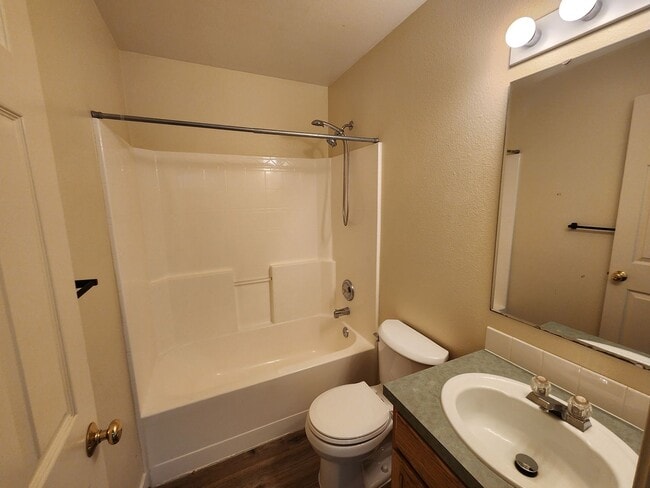 Building Photo - Remodeled 3 bedroom