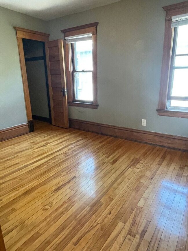 Building Photo - Upper Level Uptown Duplex, Hardwood Floors...