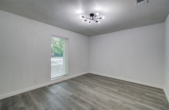 Building Photo - 619 River Plantation Dr