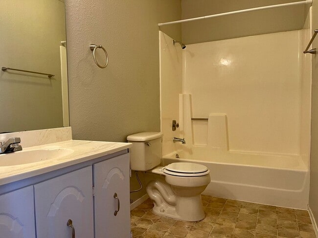 Building Photo - Upper Unit