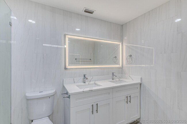 Building Photo - 1240 Summit Pl Cir
