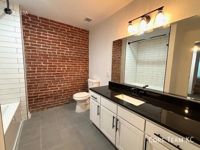 Building Photo - 204 Walnut St