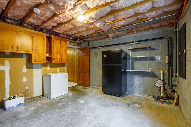 Building Photo - 2401 Scarsborough Dr